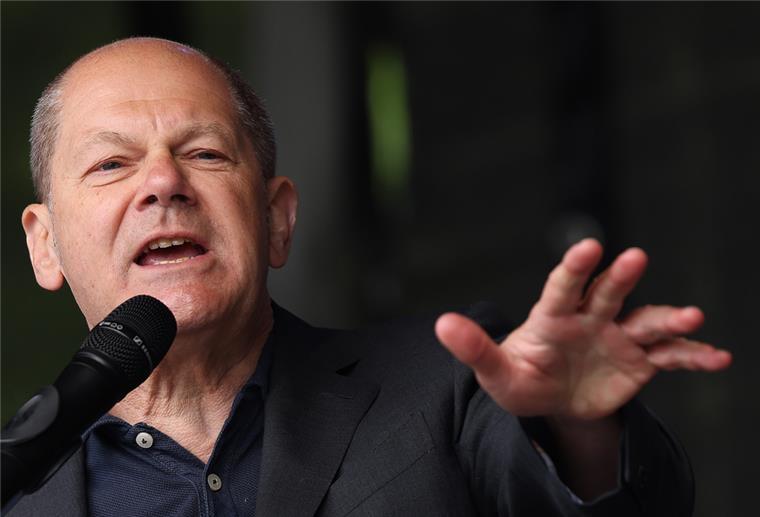 Scholz verteidigt seinen Ukraine-Kurs Bundeskanzler Olaf Scholz (SPD) redet bei der 1. Mai-Kundgebung des Deutschen Gewerkschaftsbunds (DGB) zum Tag der Arbeit.