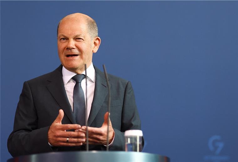 Scholz sagt Ukraine Waffenlieferungen der deutschen Industrie zu gibt nach einer Telefonschaltkonferenz mit US-Präsident Biden und europäischen Verbündeten zur Lage in der Ukraine ein Statement ab.