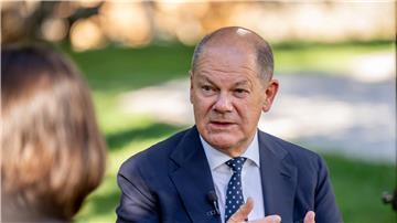 Bundeskanzler Olaf Scholz (SPD), spricht bei einem TV-Interview nach Abschluss des Gipfels der G7-Staaten.