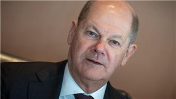 Bundeskanzler Olaf Scholz (SPD) wartet auf den Beginn der Sitzung des Bundeskabinetts im Kanzleramt.