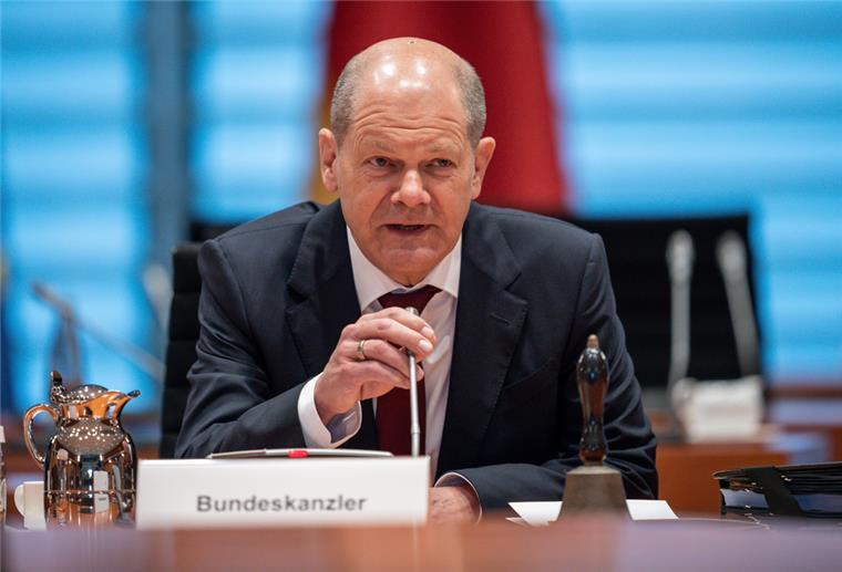 Bundeskanzler Scholz will Kiew helfen, aber nicht dorthin reisen Bundeskanzler Olaf Scholz (SPD), spricht zu Beginn der Sitzung des Bundeskabinetts im Kanzleramt.