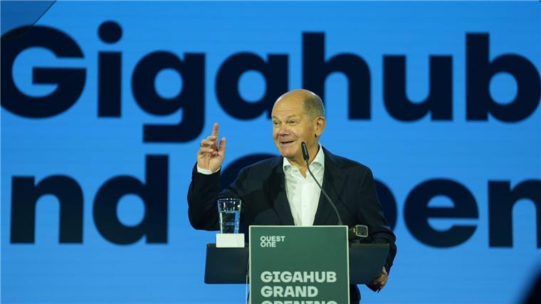 Bundeskanzler Olaf Scholz (SPD) zeigte sich beeindruckt von der angestrebten Zeitersparnis von 75 Prozent bei der Produktion sogenannter Elektrolyse-Stacks im neuen Hamburger Werk von Quest One.