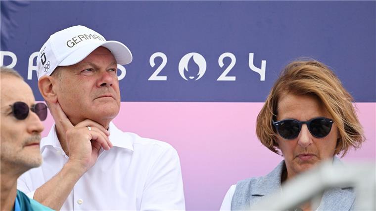 Studie: Deutsche Sportförderung ineffizient Bundeskanzler Olaf Scholz wurde von einigen Athleten in Paris auf eine bessere Sportförderung angesprochen.