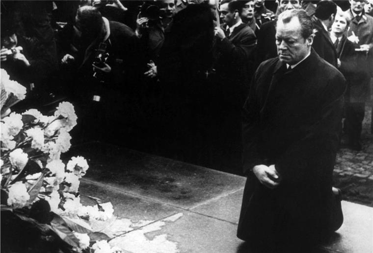 Ihre Erinnerungen an die 70er Bundeskanzler Willy Brandt kniete am 7. Dezember 1970 vor dem Mahnmal im einstigen jüdischen Ghetto in Warschau nieder.