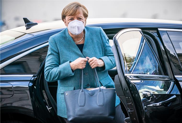 Bundeskanzlerin Angela Merkel (CDU) kommt mit Maske zur Sitzung der Unions-Bundestagsfraktion am Reichstagsgebäude an.