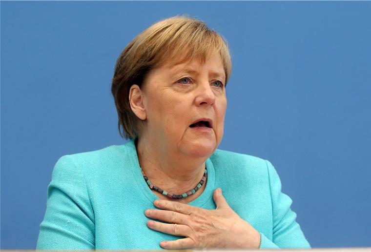 Bund-Länder-Runde berät über Corona-Impfungen Bundeskanzlerin Angela Merkel (CDU) sitzt in der Bundespressekonferenz und stellt sich den Fragen der Hauptstadt-Journalisten.