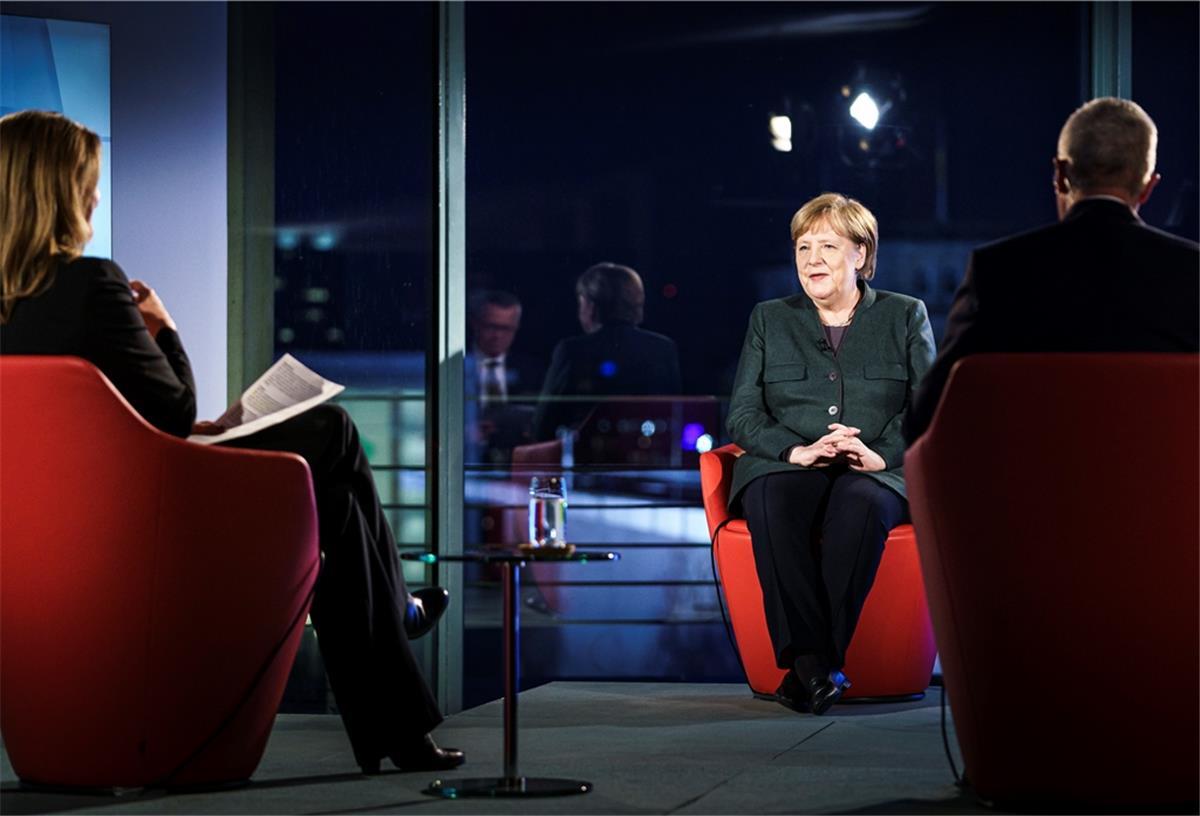 Bundeskanzlerin Angela Merkel (CDU) spricht in der ARD-Sendung «Farbe bekennen» mit Tina Hassel (l), Studioleiterin und Chefredakteurin Fernsehen im ARD-Hauptstadtstudio, und Rainald Becker, Chefredakteur der ARD.