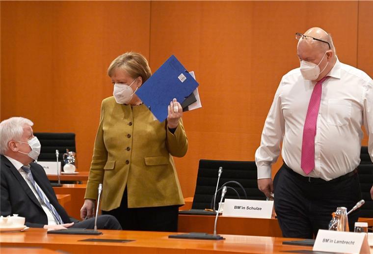 Corona: Kabinett beschließt Bundes-Notbremse Bundeskanzlerin Angela Merkel spricht vor der Sitzung des Kabinetts im Bundeskanzleramt mit Innenminister Horst Seehofer (l.) und Wirtschaftsminister Peter Altmaier.