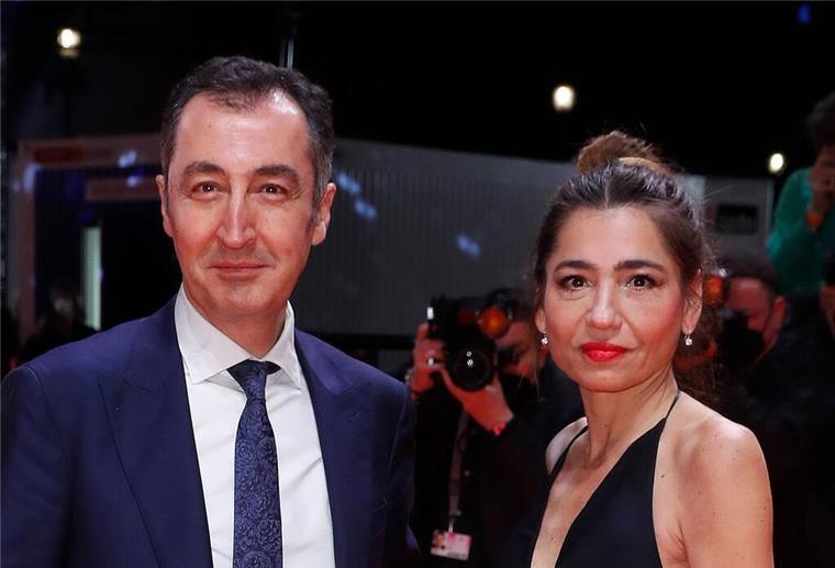 Cem Özdemir und Ehefrau haben sich getrennt Bundeslandwirtschaftsminister Cem Özdemir und Ehefrau Pia Castro auf der Berlinale 2022. Das Paar hat sich getrennt.
