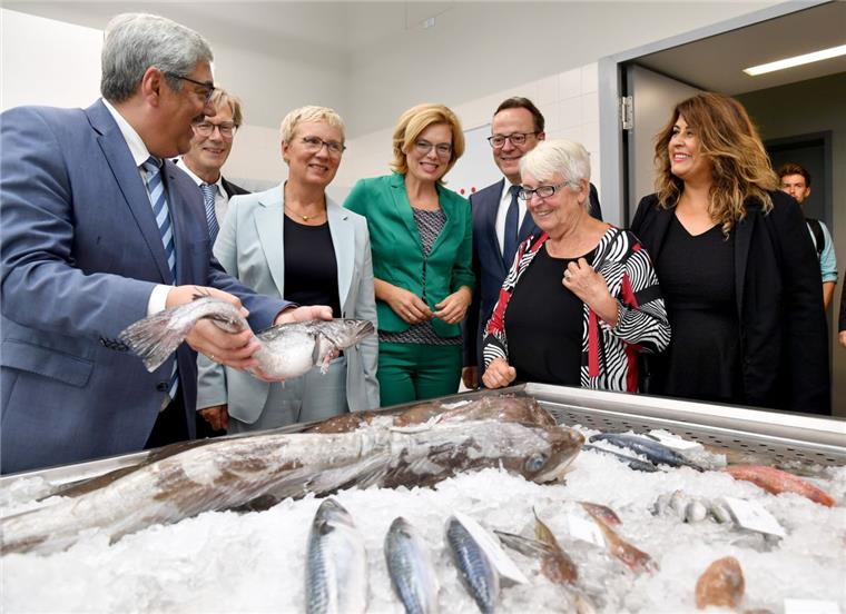 Thünen-Institut in Bremerhaven offiziell eröffnet Bundeslandwirtschaftsminsterin Julia Klöckner (Mitte im grünen Anzug) hat Bremerhaven besucht: gemeinsam mit Vertretern aus Wissenschaft und Politik hat sie das Thünen-Institut, das am Mittwoch offiziell eröffnet worden ist, besucht. Foto Scheschonka