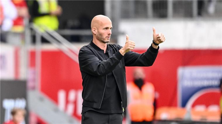 Bundesliga-Debüt geglückt: Wolfsburgs neuer Trainer Paul Simonis.