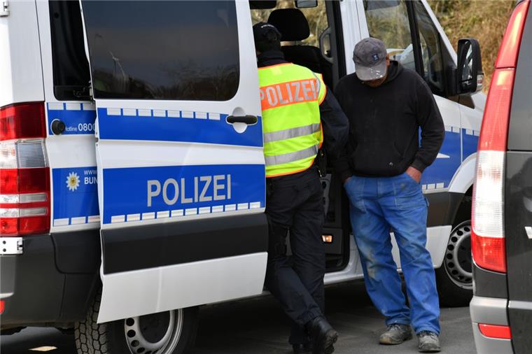 Bundespolizei und Zoll auf einer Baustelle in Reinkenheide: Dort soll der beschuldigte Unternehmer mehrere Häuser errichtet haben.
