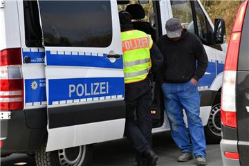Bundespolizei und Zoll auf einer Baustelle in Reinkenheide: Dort soll der beschuldigte Unternehmer mehrere Häuser errichtet haben.