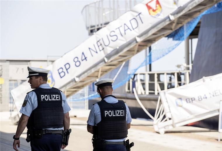 Job-Chance! Arbeiten bei der Bundespolizei - Warum das nicht langweilig ist Bundespolizisten arbeiten beispielsweise an Flughäfen und Bahnhöfen.
