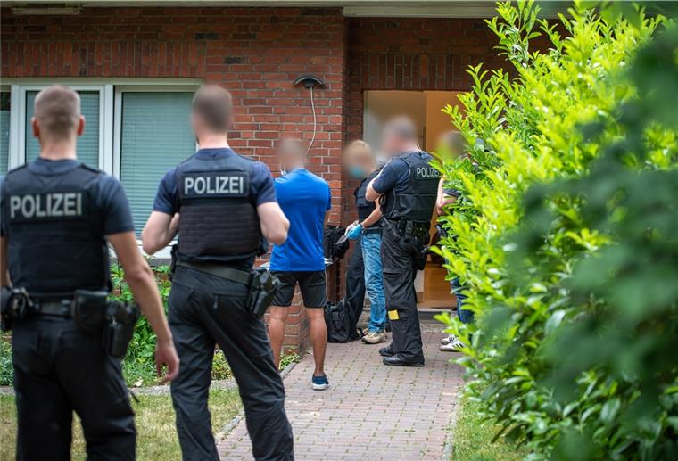 Razzia gegen Schleusergruppe in Norddeutschland Bundespolizisten ermitteln vor einem Wohnhaus: Mit einer Razzia sind die Behörden gegen mutmaßliche Schleuser in Schleswig-Holstein, Hamburg und Niedersachsen vorgegangen.