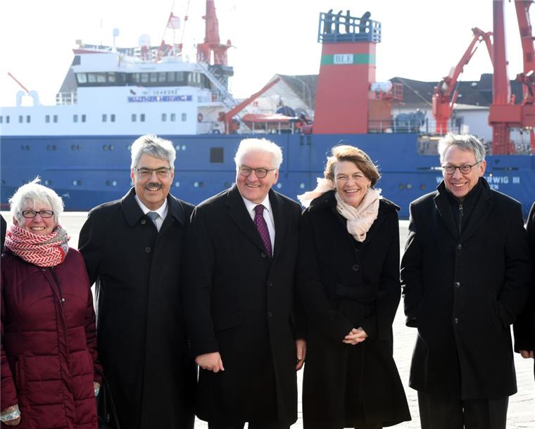 Bundespräsident Steinmeier genießt Kabeljau und Limandes in Bremerhaven Bundespräsident Frank-Walter Steinmeier beim Besuch in Bremerhaven. Hier mit (von links) Stadtverordnetenvorsteherin Brigtte Lückert, Oberbürgermeister Melf Grantz, Steinmeiers Frau Elke Büdenbender und Carsten Sieling, Regierungschef des Landes Bremen.