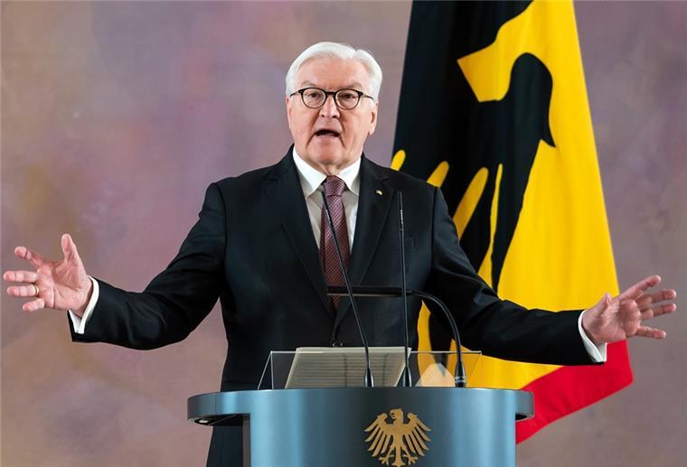 Bundespräsident besucht Gedenkstätte Sandbostel Bundespräsident Frank-Walter Steinmeier besucht am 14. Juni die Gedenkstätte Lager Sandbostel auf dem Areal des ehemaligen Kriegsgefangenenlagers Stalag X B.