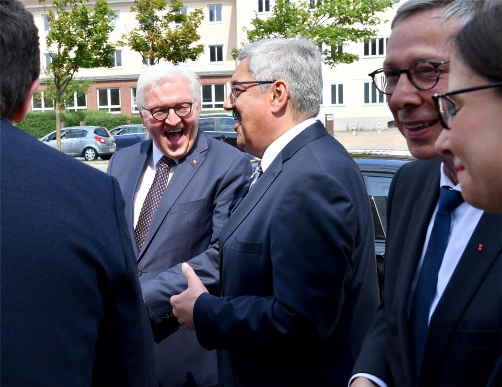 Bundespräsident Frank-Walter Steinmeier besucht Bremerhaven - hier im Gespräch m...