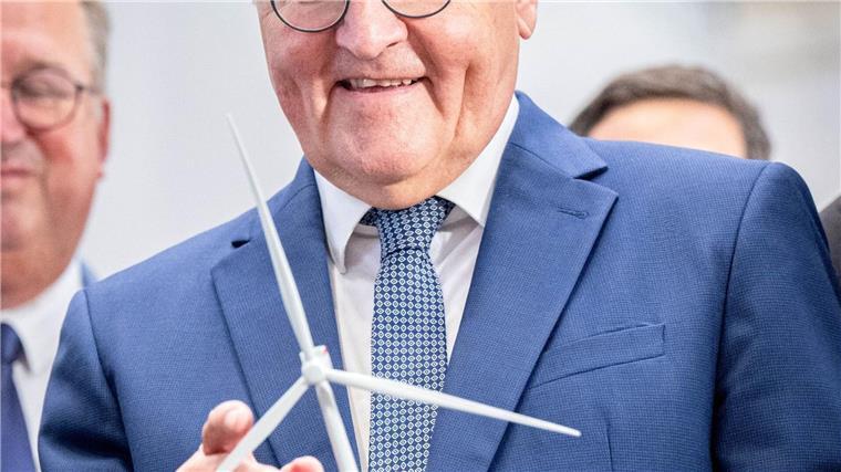 Steinmeier lässt sich Bau von Maschinenhäusern erklären Bundespräsident Frank-Walter Steinmeier hat sich in einer Produktionshalle von Siemens Gamesa in Cuxhaven über die Fertigung von Maschinenhäusern für Windparks auf dem Meer informiert. Als Geschenk bekam er ein Modell einer Windkraftanlage.