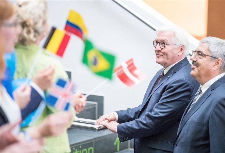 Hoher Besuch in Bremerhaven: Darum kommt Bundespräsident Steinmeier zur Sail Bundespräsident Frank-Walter Steinmeier kommt im August nach Bremerhaven zur Sail 2025. Zuletzt war das Staatsoberhaupt 2021 in der Seestadt zu Besuch. Das Foto zeigt ihn zusammen mit Bremerhavens Oberbürgermeister Melf Grantz.