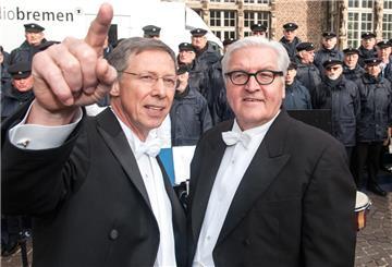Bundespräsident neben der Fahne