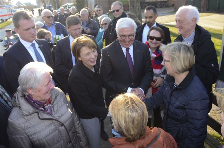 Selsingen: Bundespräsident geht spontan auf wartende Bürger zu Bundespräsident Frank-Walter Steinmeier und seine Ehefrau Elke Büdenbender suchen in Selsingen die Nähe zu den Bürgern, schütteln Hände von Schaulustigen.