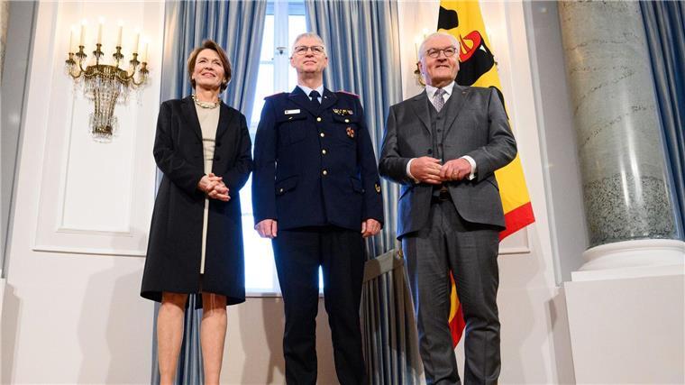 Bundespräsident Frank-Walter Steinmeier und seine Frau Elke Büdenbender begrüßen Uwe Fricke.