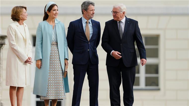 Steinmeier betont Verbundenheit zu nordischen Staaten Bundespräsident Steinmeier und seine Frau Elke Büdenbender (ganz links) begrüßen Dänemarks König Frederik X. und Königin Mary.