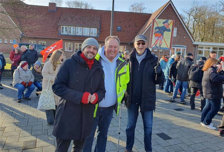 Demos gegen Rechtsextremismus zwischen Jade, Weser und Elbe: Die besten Bilder Bundestagsabgeordneter Daniel Schneider (links) und Cuxhavens Oberbürgermeister Uwe Santjer (Mitte) sind ebenfalls vor Ort.