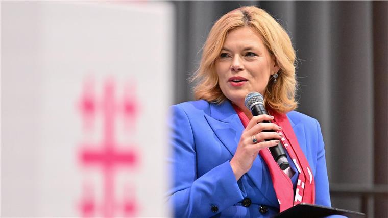 Klöckner: Kirche darf keine Partei sein Bundestagspräsidentin Klöckner hat mit Kritik an der Kirche eine Debatte losgetreten.