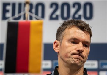 Bundestrainer Christian Prokop ist äußerst unzufrieden: Das deutsche Team hat bei der Handball-EM eine schlechte Leistung gezeigt.