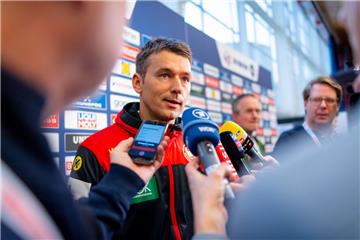 Bundestrainer Christian Prokop (Mitte) steht mit der deutschen Handball-Nationalmannschaft unter Druck. 