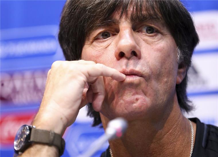 Confed-Cup: Löw baut gegen Kamerun um Bundestrainer Joachim Löw plant gegen Kamerun einige personelle Veränderungen.
