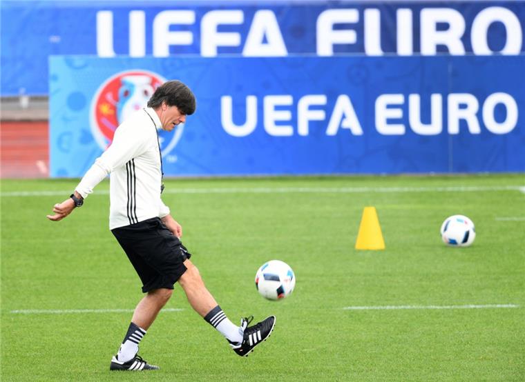 Bundestrainer Joachim Löw während einer Trainingseinheit der deutschen Nationalelf im französischen Evian. 