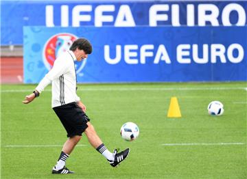 Bundestrainer Joachim Löw während einer Trainingseinheit der deutschen Nationalelf im französischen Evian. 