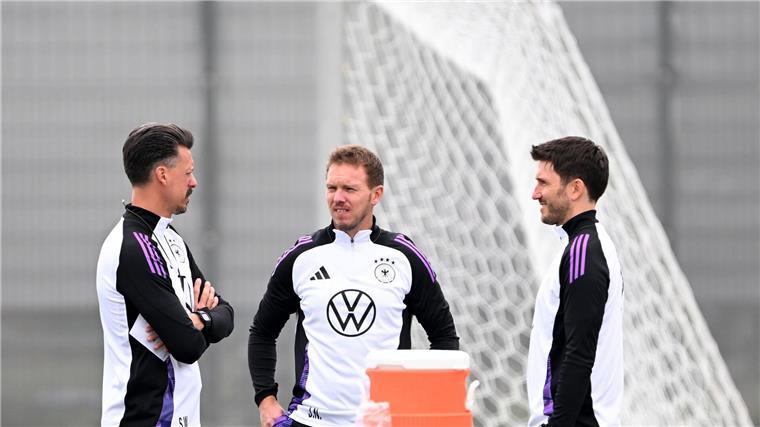 Suche nach Spanien-Code: Völler dribbelt, Nagelsmann tüftelt Bundestrainer Julian Nagelsmann (M) und seine Co-Trainer Benjamin Glück (r) und Sandro Wagner beim Training.