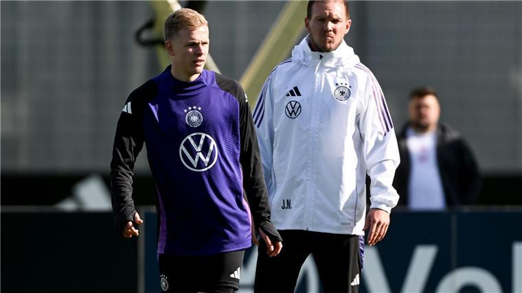 Wer stürmt? Kleindiensts Quote und Burkardts Bosnien-Tore Bundestrainer Julian Nagelsmann (r) schaut bei Sturm-Kandiat Jonathan Burkardt genau hin.