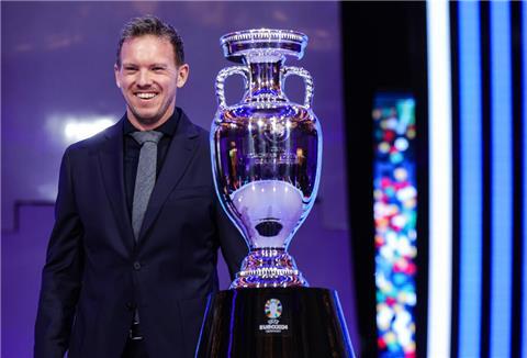 Bundestrainer Julian Nagelsmann steht neben der EM-Trophäe. Die Fußball-Europameisterschaft findet in Deutschland statt.