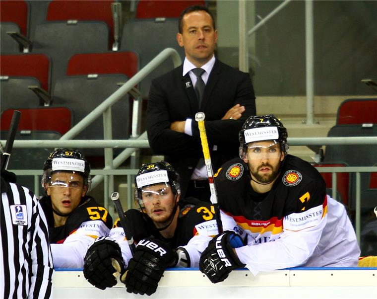 Im Mai geht's los: DEB-Team hat die Weltmeisterschaft im Blick Bundestrainer Marco Sturm (hinten) hat die deutsche Mannschaft auf Kurs gebracht.