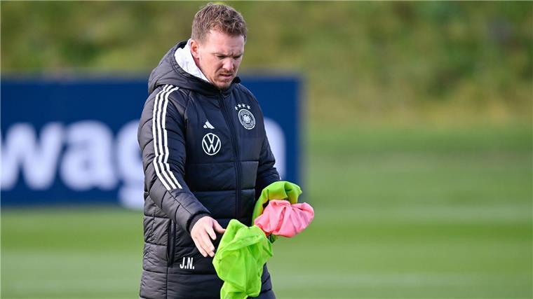 Defensiver Schlüssel: Nagelsmanns Detail für Titeltraum Bundestrainer Nagelsmann sortiert die Leibchen für das Training.
