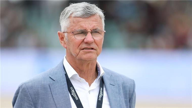 Zwei Wochen vor CHIO: Nationalteam reitet auf Platz sieben Bundestrainer Otto Becker beobachtet das Nationalteam.