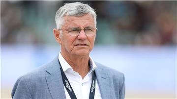 Bundestrainer Otto Becker beobachtet das Nationalteam.