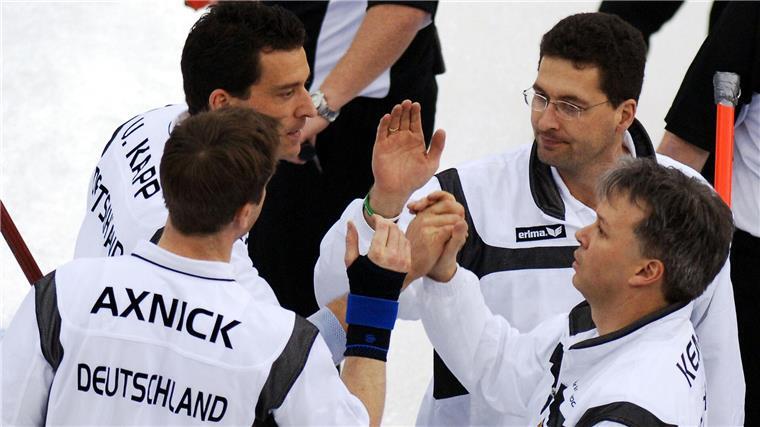Mit Curling-Gen im Blut: Deutsche Männer wollen zu Olympia Bundestrainer Uli Kapp (links hinten) und sein Bruder Andy (rechts hinten) haben ihre Spielerkarriere zwar schon längst beendet, sind dem Curling aber trotzdem erhalten geblieben.