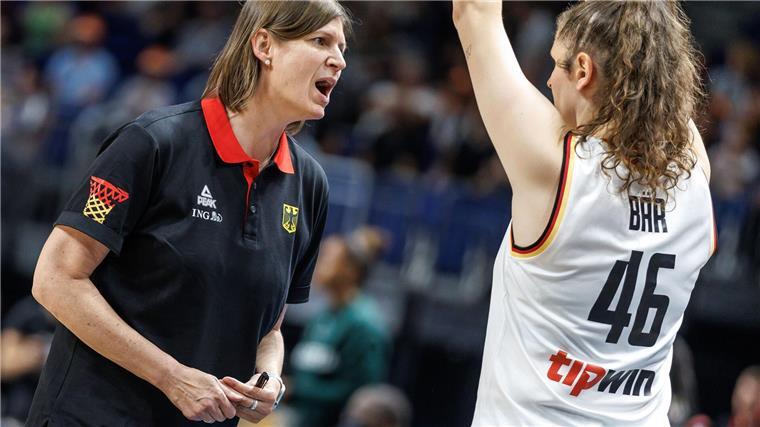 Basketballerinnen siegen ohne Sabally-Schwestern in Berlin Bundestrainerin Lisa Thomaidis bespricht sich mit Romy Bär.