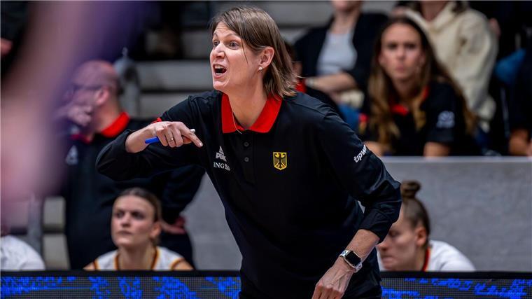 Deutsche Basketballerinnen gewinnen ohne Top-Quartett Bundestrainerin Lisa Thomaidis war stolz auf ihr ersatzgeschwächtes Team.