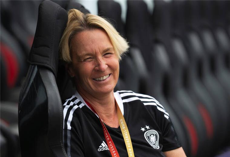 Bundestrainerin Martina Voss-Tecklenburg meint, das EM-Turnier sei für die Mannschaft auch perspektivisch enorm wichtig.