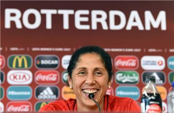 Bundestrainerin Steffi Jones verspricht, dass die deutschen Fußballerinnen Gegner Dänemark nicht unterschätzen werden.