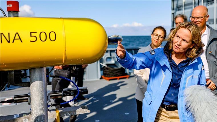 Munition im Meer: Schleichende Gefahr in der Tiefe Bundesumweltministerin Steffi Lemke (Bündnis90/Die Grünen) informiert sich an Bord eines Marineschiffes.