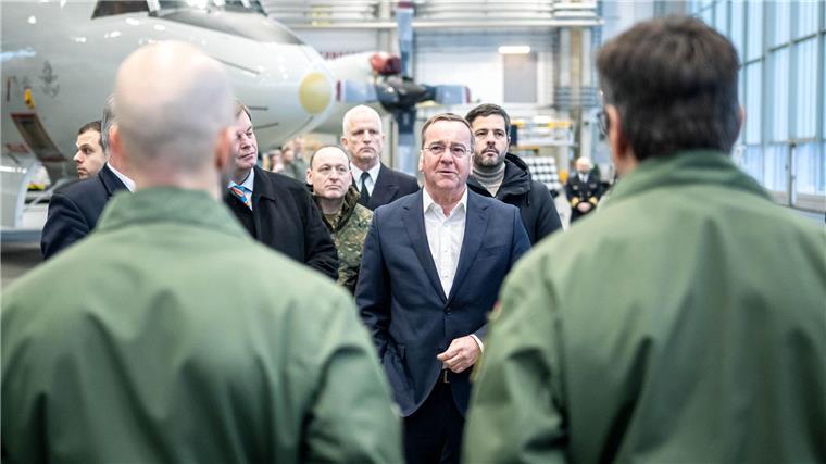 Neue Waffensysteme - 400 Millionen Euro für Marineflieger Bundesverteidigungsminister Boris Pistorius (SPD) stattet dem Marinefliegerstützpunkt Nordholz einen Besuch ab.