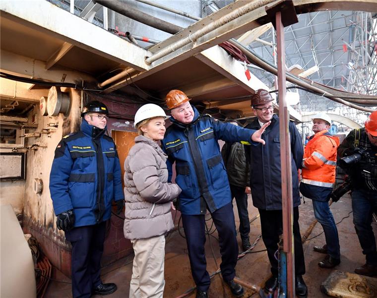 Bremerhaven: Von der Leyen will "absolute Klarheit" über "Gorch Fock" Bundesverteidigungsministerin Ursula von der Leyen besichtigt die "Gorch Fock". Hier mit dem Kommandanten Nils Brandt.